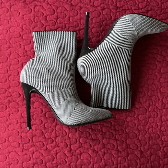 JustFab Women’s Boots Worn only once - Picture 3 of 5